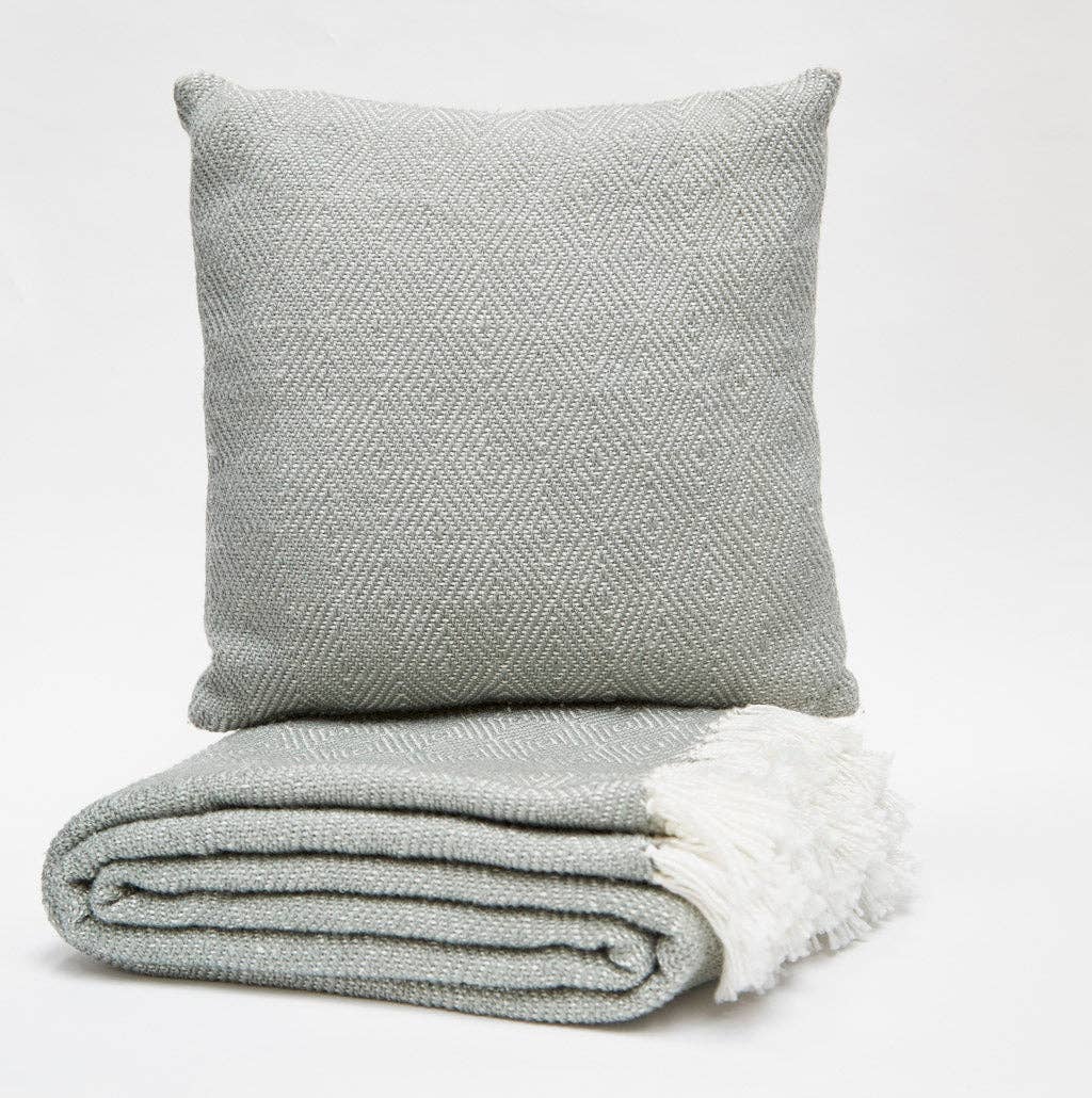 Diamond Dove Grey Blanket: 250cm x 130cm